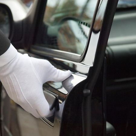 Makati Diamond Residences Макати Экстерьер фото A chauffeur opening a car door