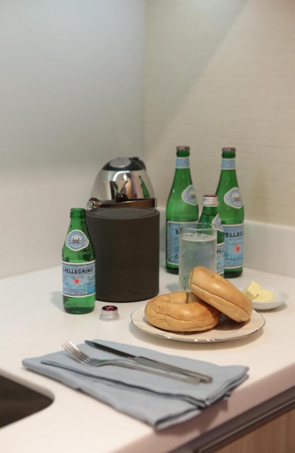 Makati Diamond Residences Макати Экстерьер фото A bottle of Pellegrino