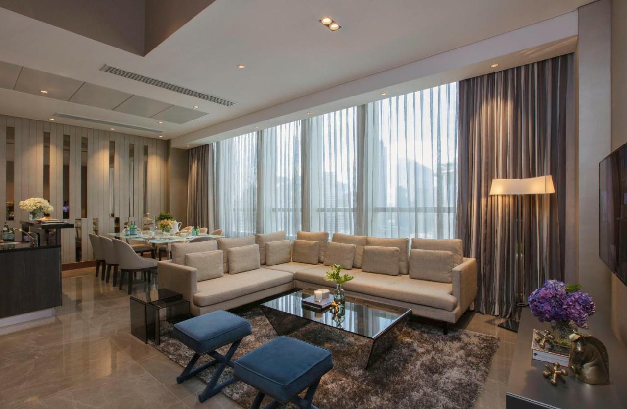 Makati Diamond Residences Макати Экстерьер фото A living room in a typical apartment
