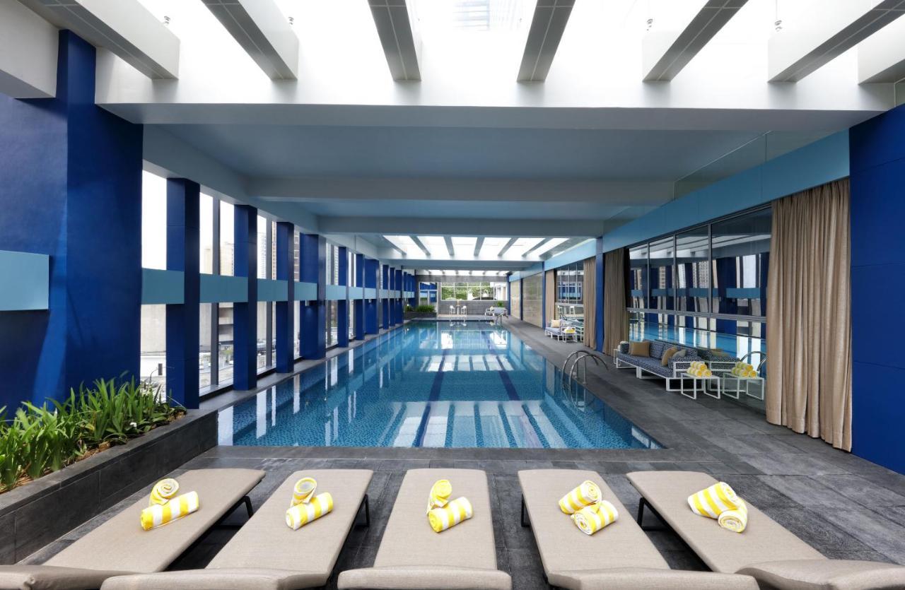 Makati Diamond Residences Макати Экстерьер фото The swimming pool at the hotel