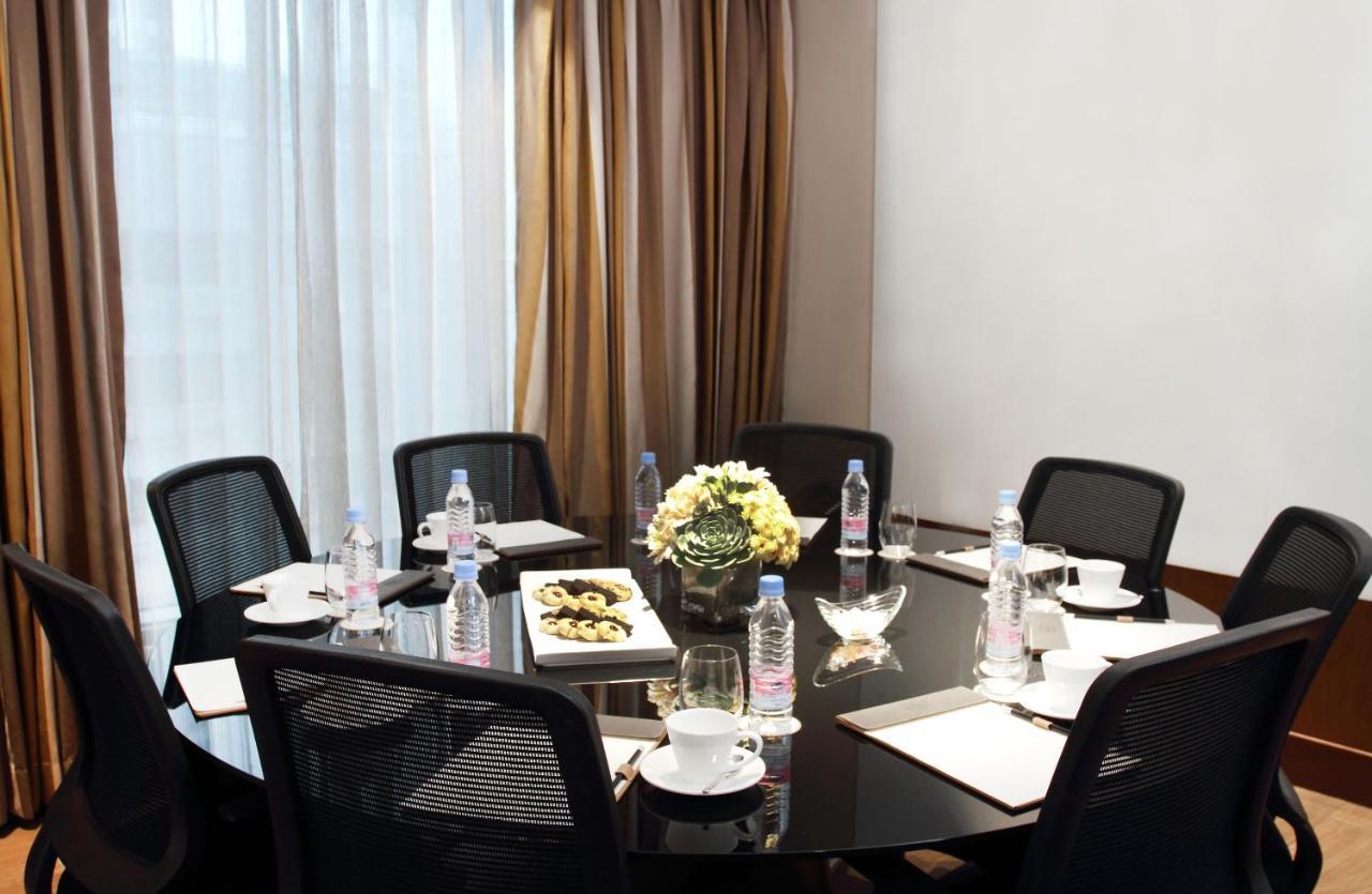 Makati Diamond Residences Макати Экстерьер фото A meeting room at the hotel