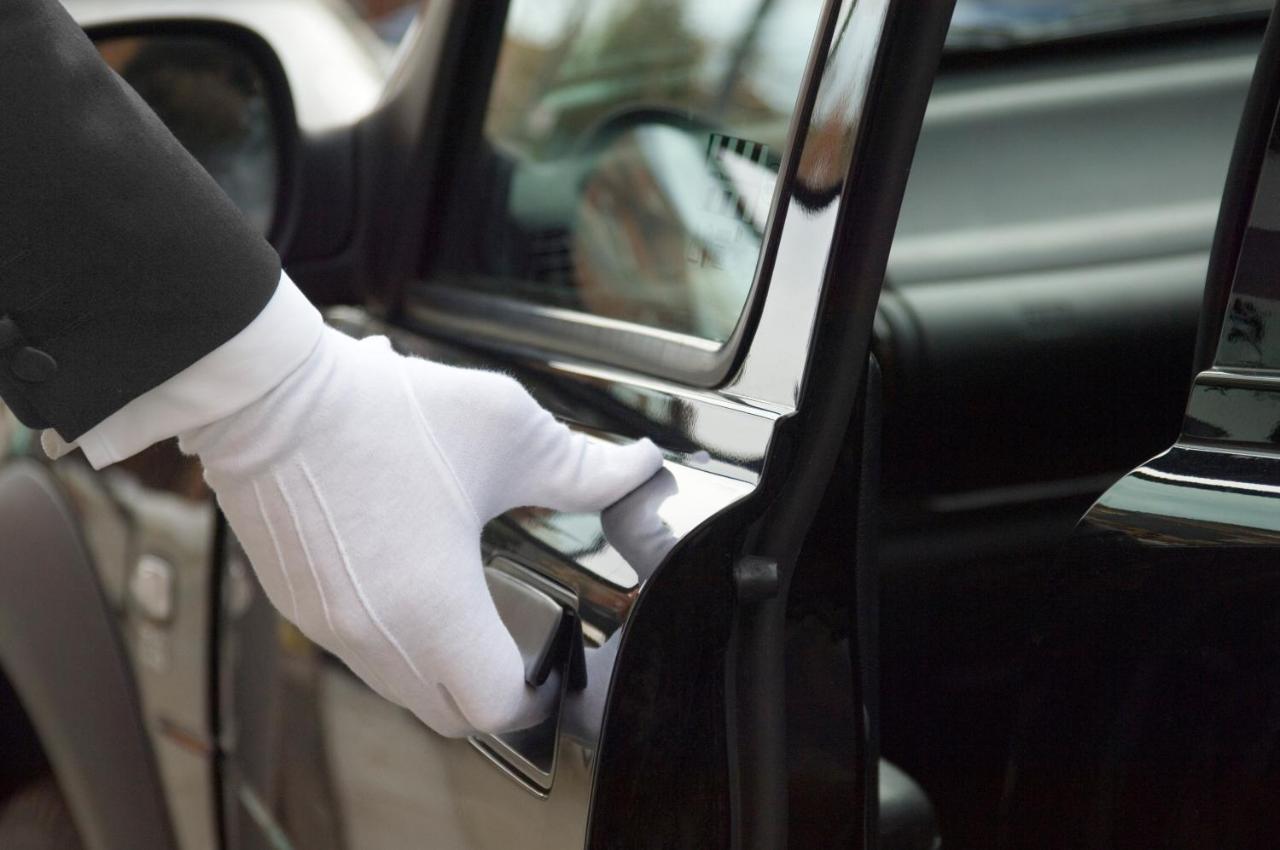 Makati Diamond Residences Макати Экстерьер фото A chauffeur opening a car door