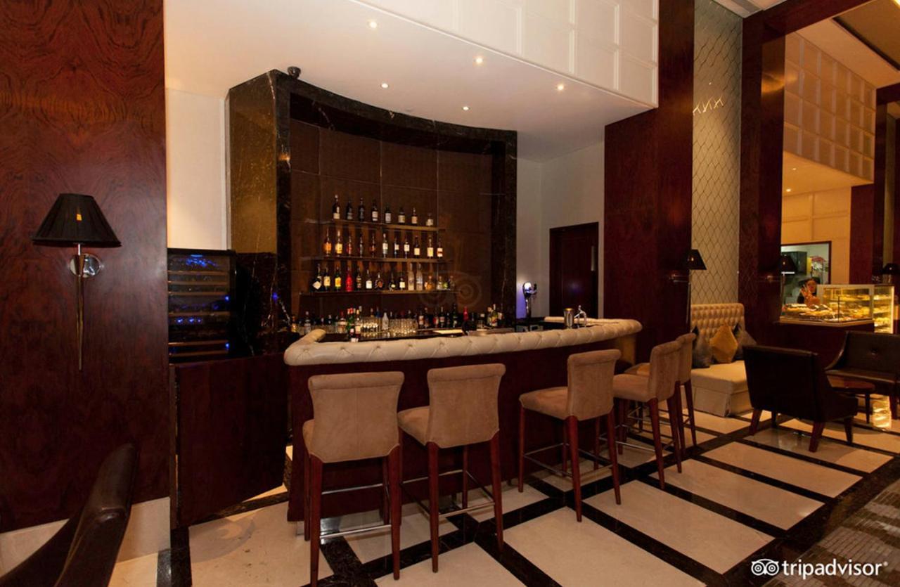 Makati Diamond Residences Макати Экстерьер фото The bar at the hotel