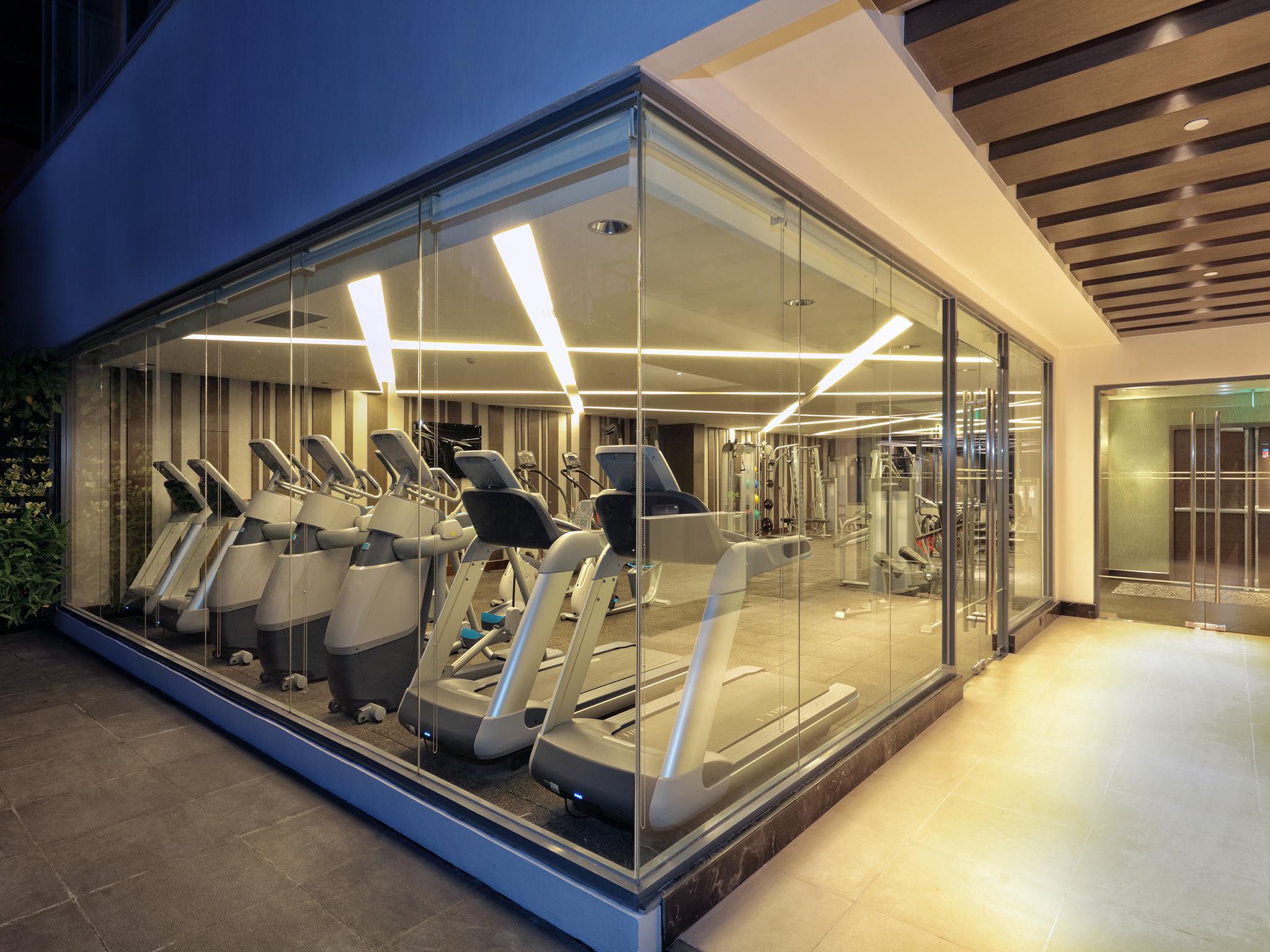 Makati Diamond Residences Макати Экстерьер фото The gym at the 1018 building