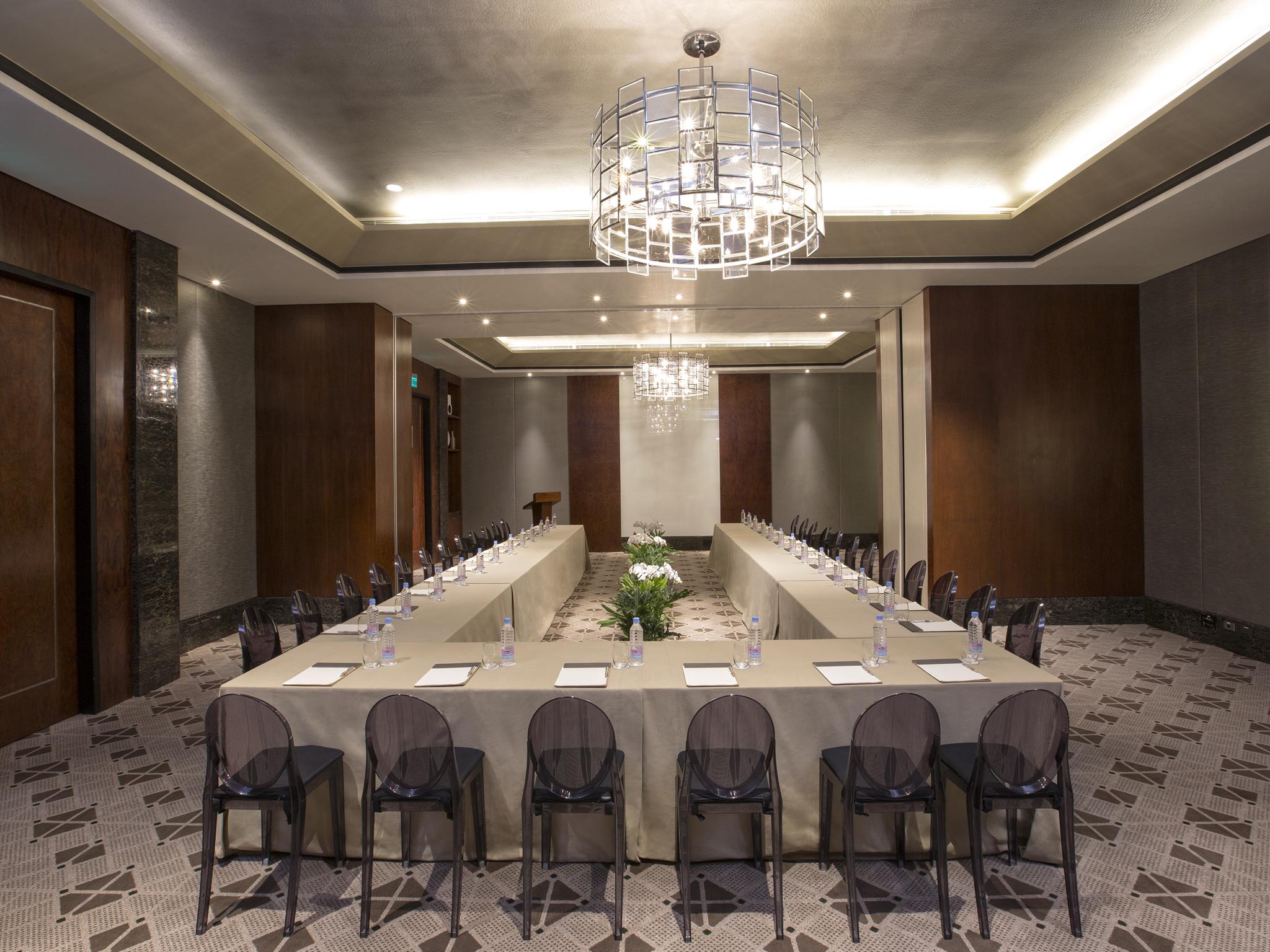 Makati Diamond Residences Макати Экстерьер фото Meeting room