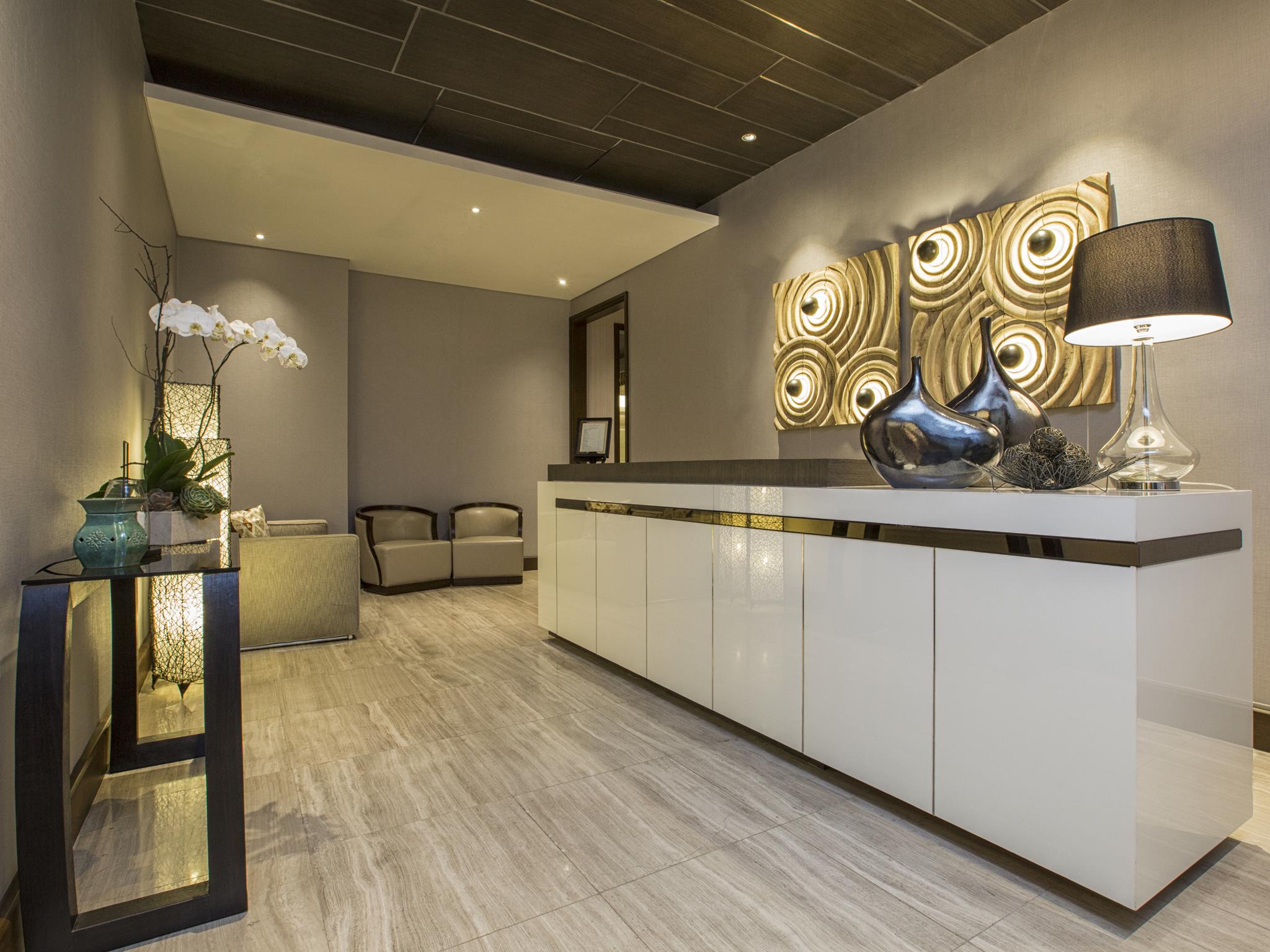 Makati Diamond Residences Макати Экстерьер фото The lobby of the Four Seasons Hotel