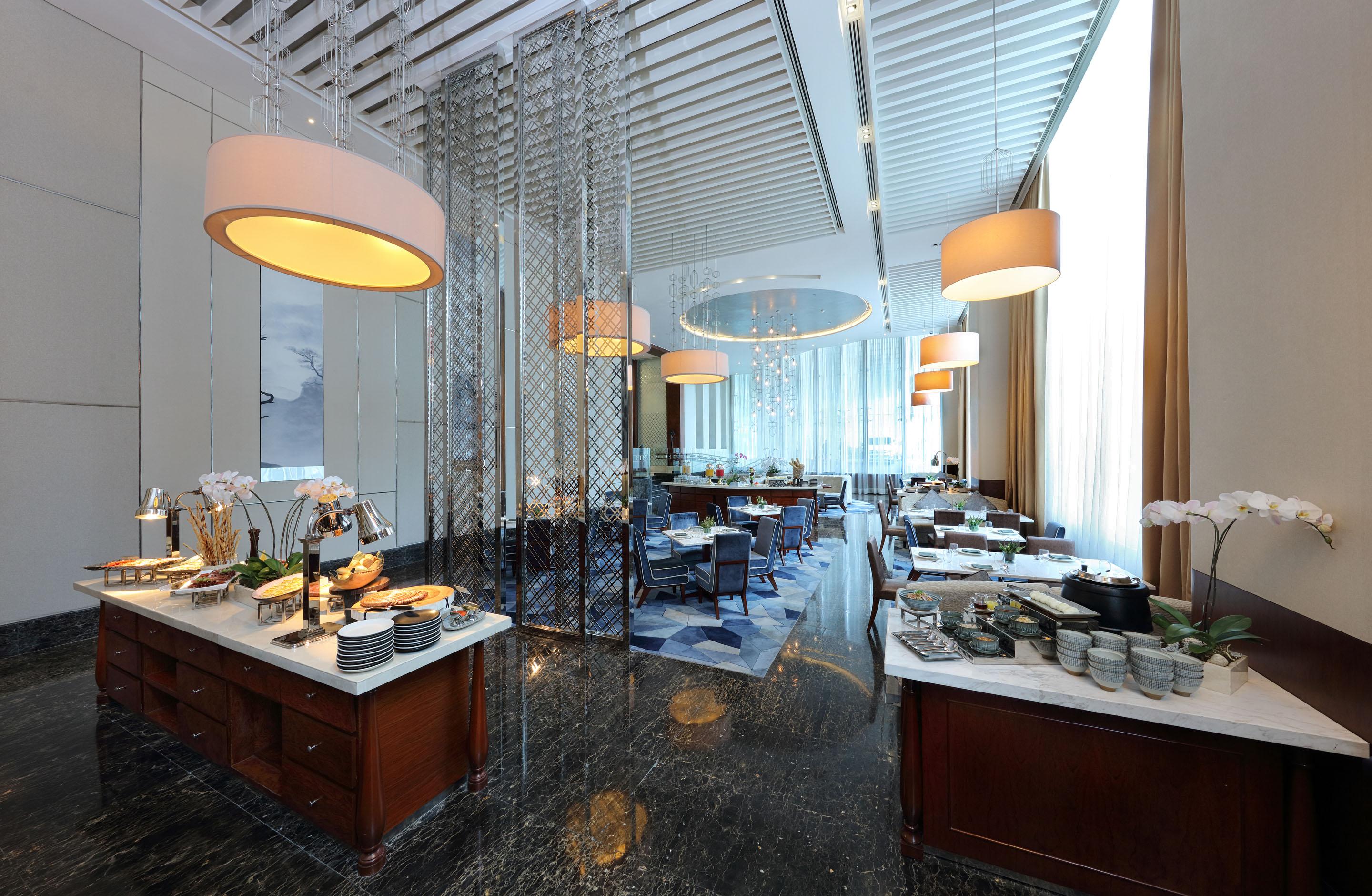 Makati Diamond Residences Макати Экстерьер фото The Club Lounge at Hong Kong International Airport