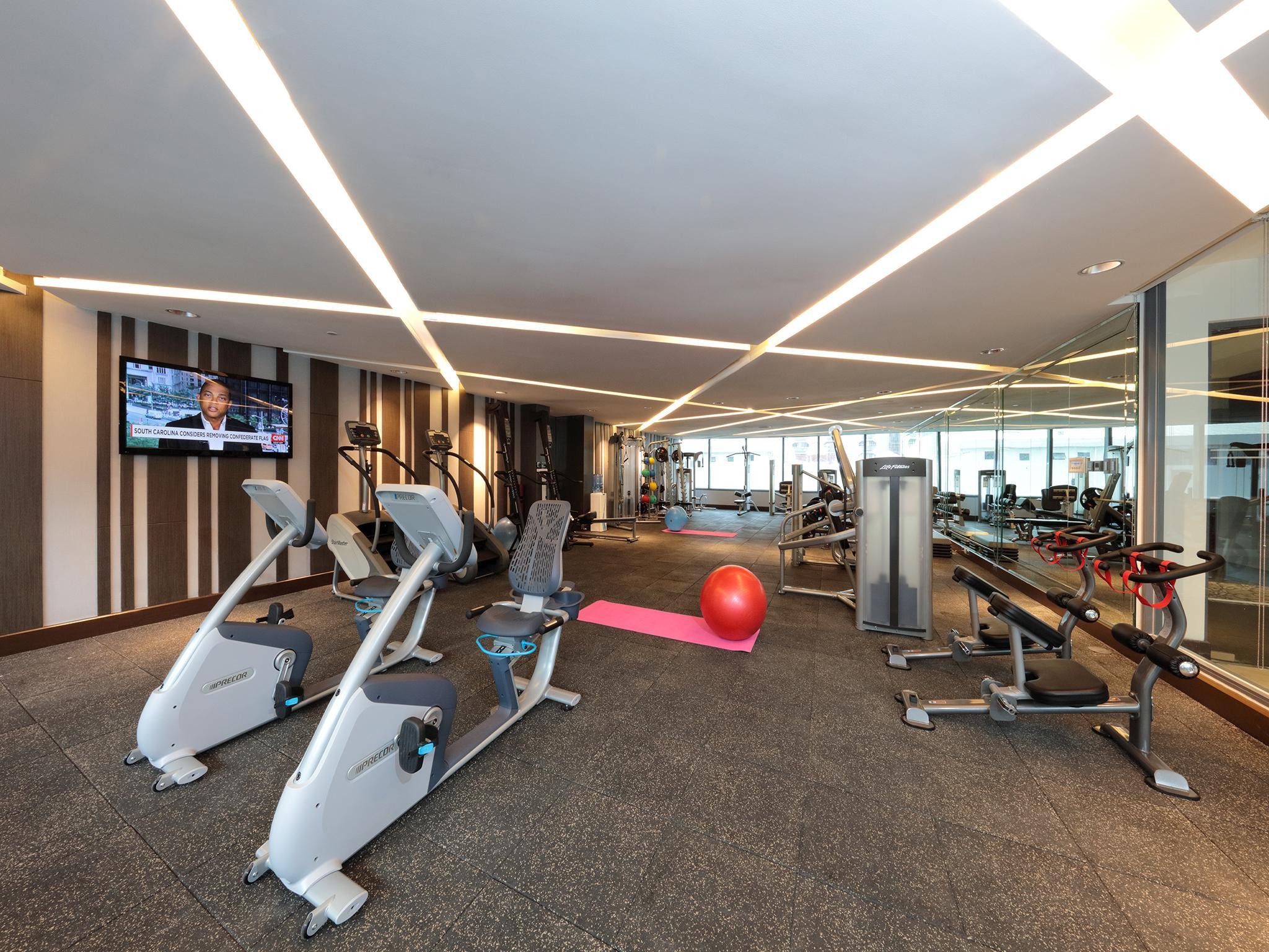 Makati Diamond Residences Макати Экстерьер фото The gym at the hotel