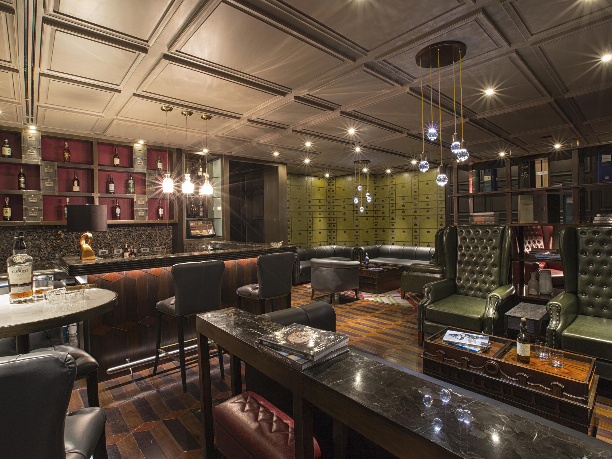 Makati Diamond Residences Макати Экстерьер фото Interior of the restaurant