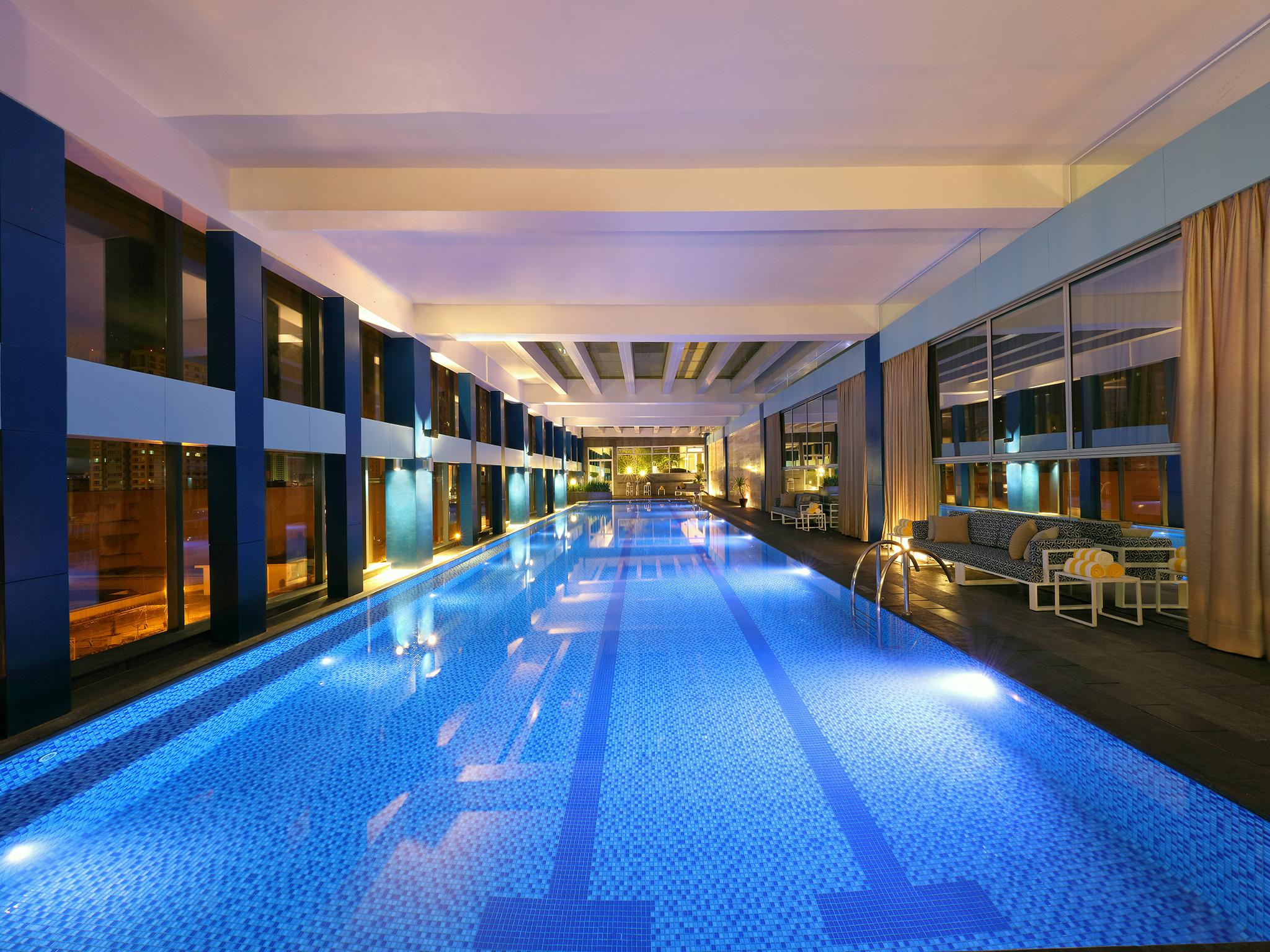 Makati Diamond Residences Макати Экстерьер фото The swimming pool at the hotel
