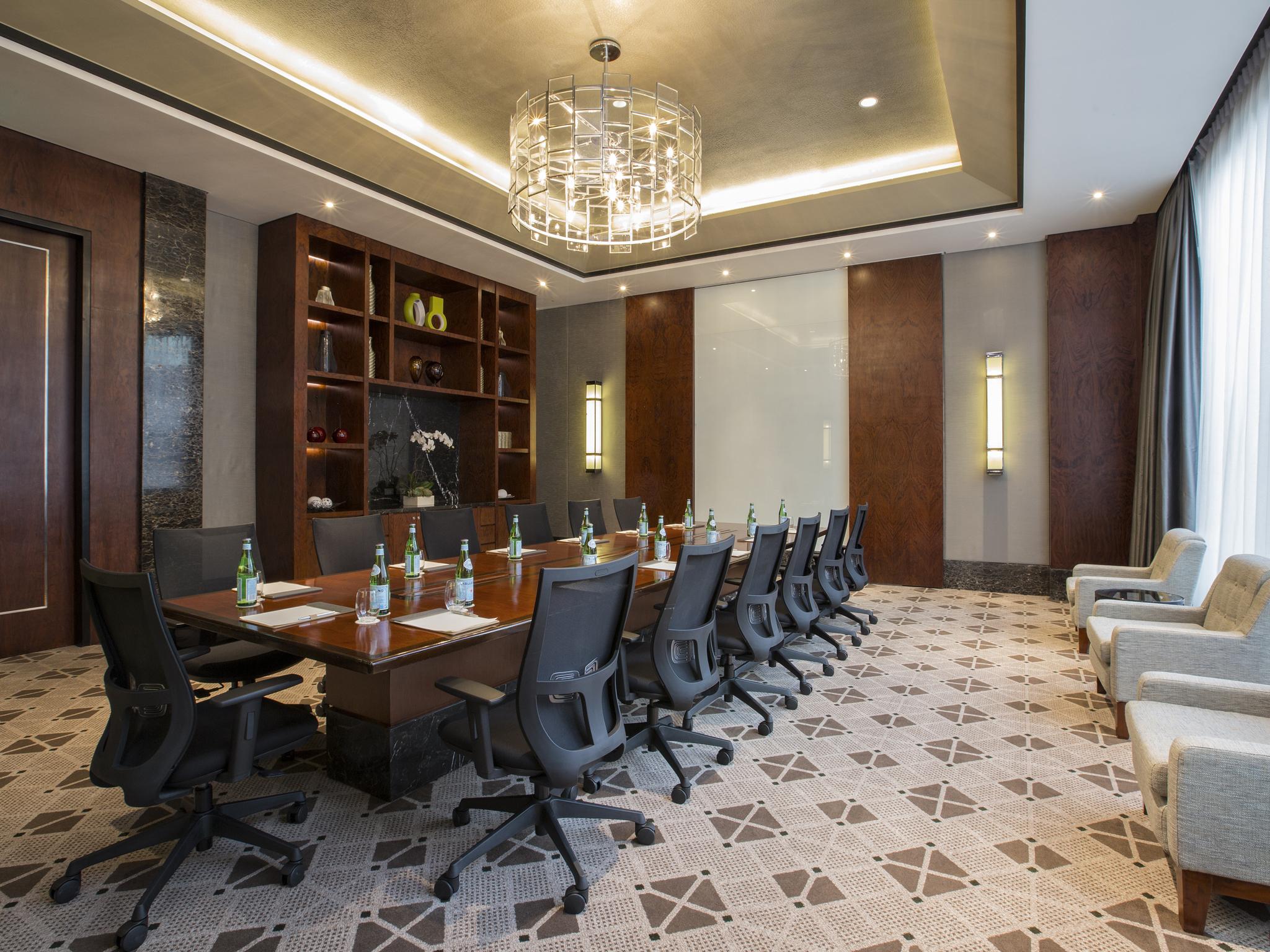 Makati Diamond Residences Макати Экстерьер фото Meeting room