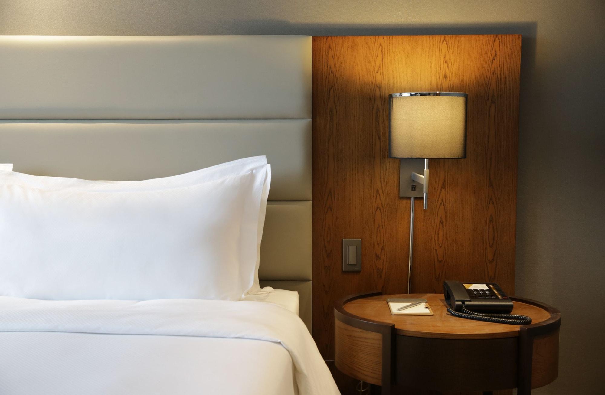 Makati Diamond Residences Макати Экстерьер фото A bedside table