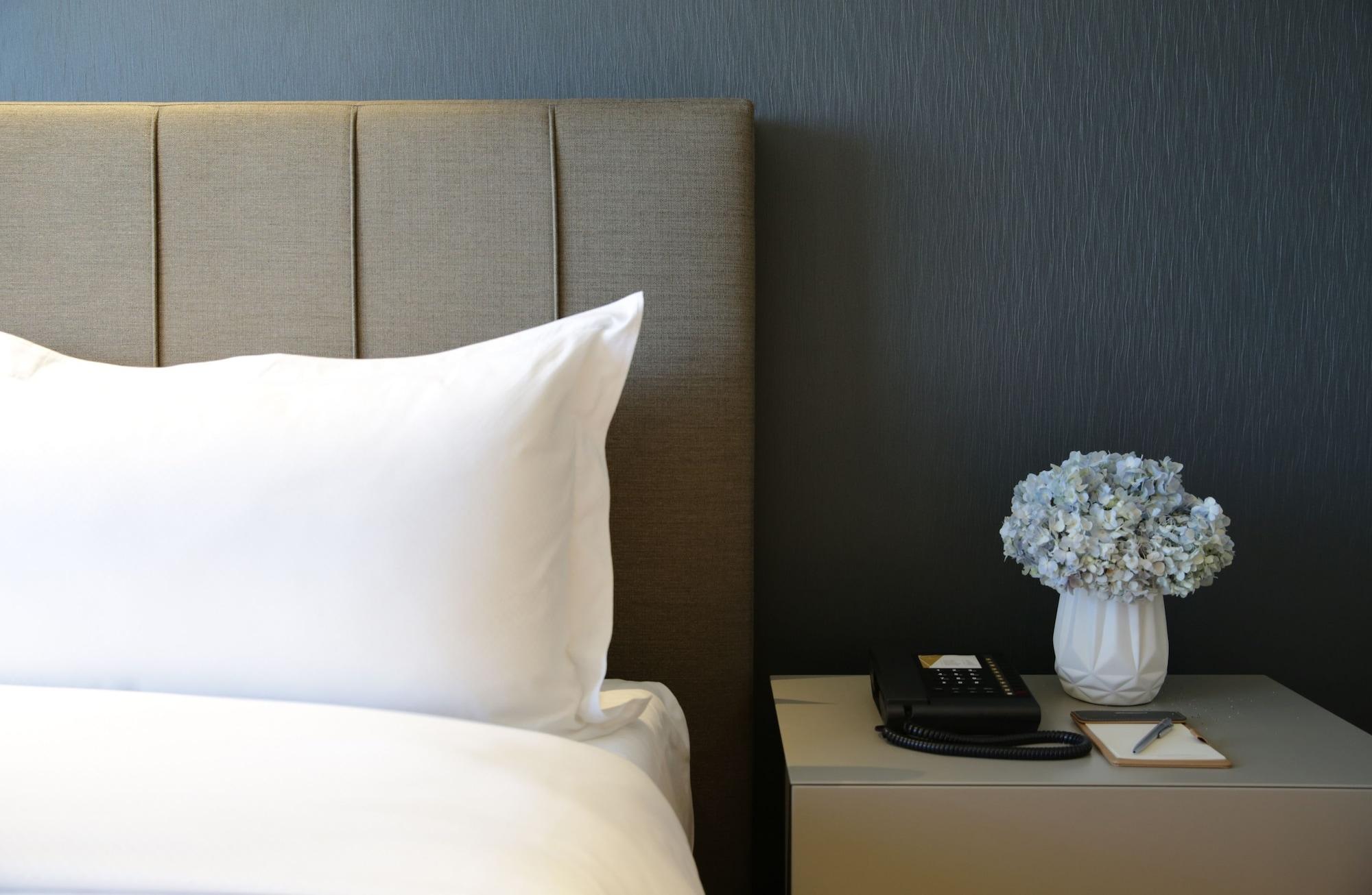 Makati Diamond Residences Макати Экстерьер фото A bed with a nightstand