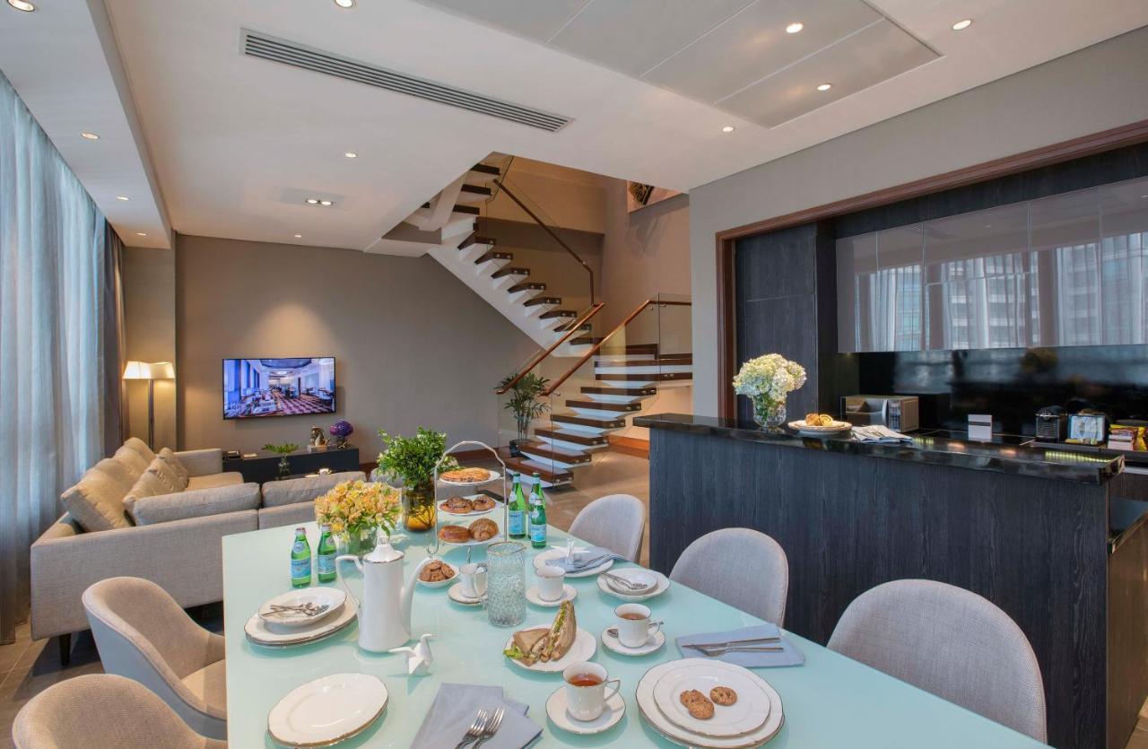 Makati Diamond Residences Макати Экстерьер фото The interior of a suite at the Mandarin Oriental, Hong Kong