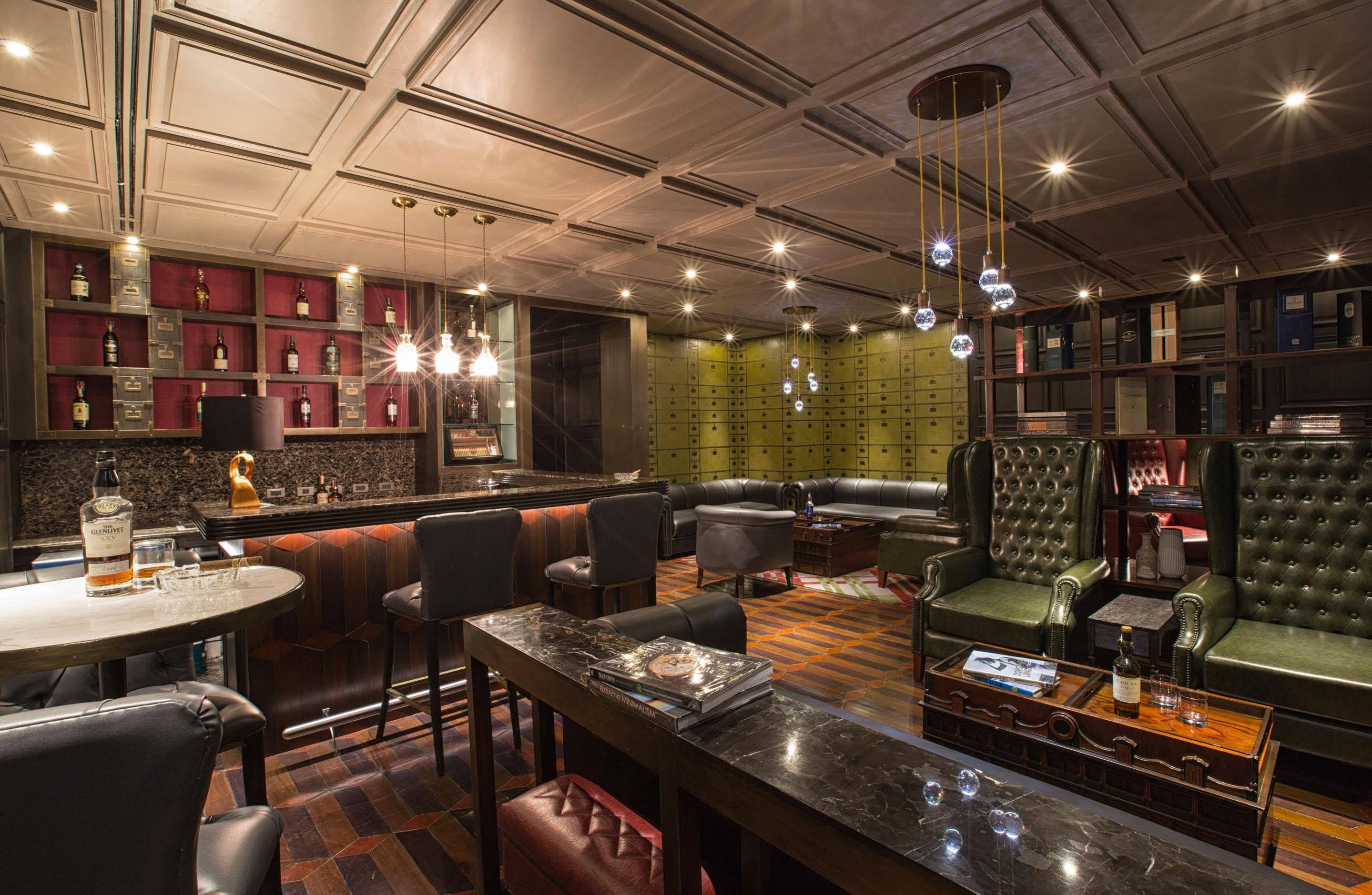 Makati Diamond Residences Макати Экстерьер фото The interior of the restaurant
