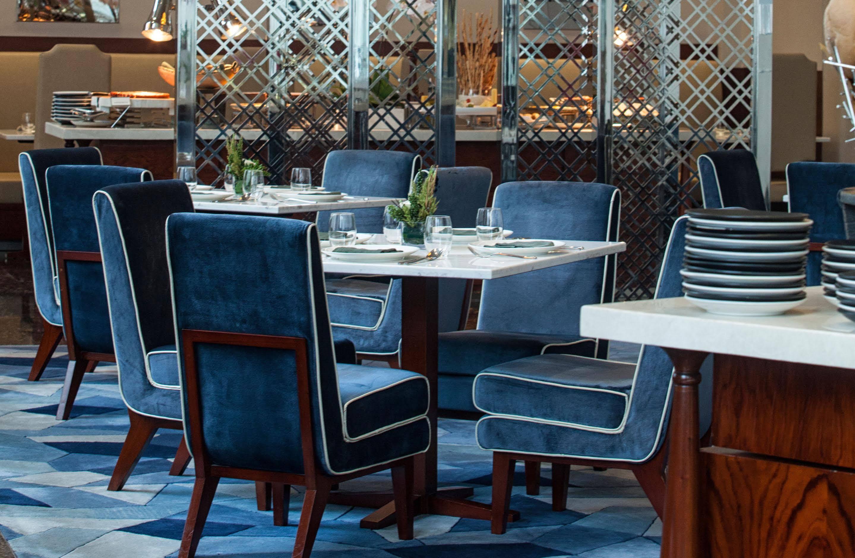 Makati Diamond Residences Макати Экстерьер фото Interior of the restaurant